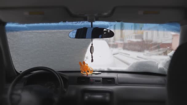 Die Windschutzscheibe des Autos vom Schnee befreien. — Stockvideo