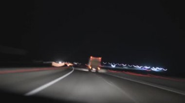Otoyol aşırı hız. Yolda giden el fenerlerini söndüren arabalar..