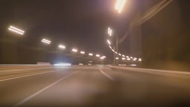 Перехрестя на шосе. Дефокусування ліхтарів автомобілів, що подорожують по дорозі . — стокове відео