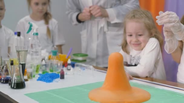 Kemiska Experiment För Barn När Kombinerar Ingredienserna Får Röd Vulkan — Stockvideo
