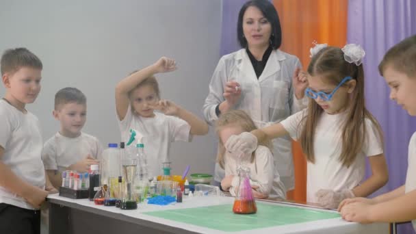 Experimentos Químicos Para Niños Cuando Combinan Los Ingredientes Obtiene Volcán — Vídeos de Stock