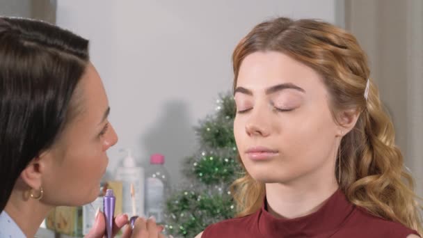 Make-up aanbrengen. De kleur van de oogleden veranderen. Bereiding van de huid voor make-up. — Stockvideo