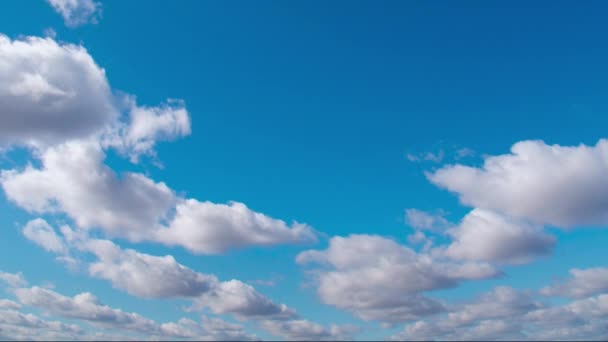 Cirrus Chmury Czystym Błękitnym Niebie Wiosną Białe Chmury Poruszają Się — Wideo stockowe