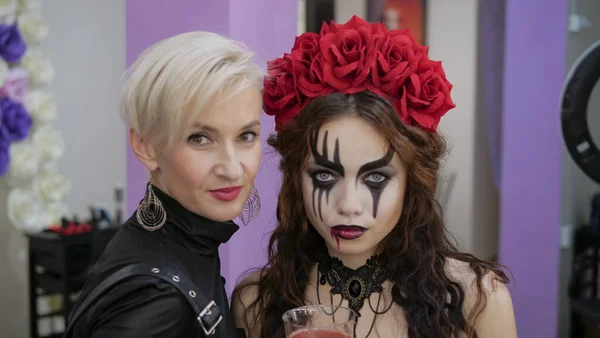 Portrait Deux Femmes Fille Avec Verre Liquide Rouge Mariée Diable — Photo