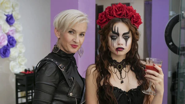 Portrait Deux Femmes Fille Avec Verre Liquide Rouge Mariée Diable — Photo