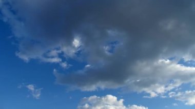 Açık mavi gökyüzünde sirus bulutları. Beyaz bulutlar baharda gökyüzünde hareket eder..
