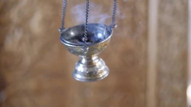 Ortodoks geleneği. Hıristiyan kilisesinde bir sansür. Tütsü dumanı vazodan gelir..