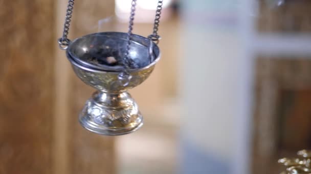 Ortodoxa traditioner. Ett rökelsekar i en kristen kyrka. Röken kommer från vasen.. — Stockvideo