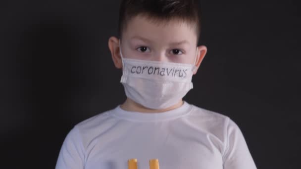 Хлопчик тримає металеву валізу. Медичний випадок містить тестові трубки з зразками коронавірусу. Хлопчик обережний з вірусом. Пандемія 2020. Коронавірус. COVID-19 — стокове відео