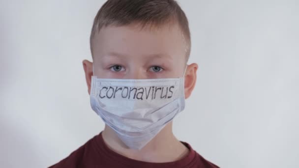 Baby streckt die Hand nach vorne STOPP, NEIN. Junge ist vorsichtig mit dem Virus. Pandemie März 2020. Coronavirus. COVID-19 — Stockvideo