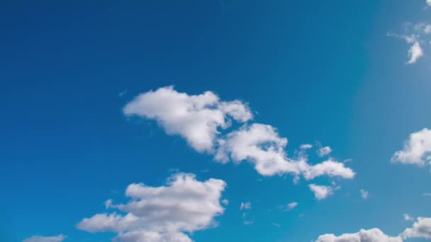 เมฆเซอร์รัสในท้องฟ้าสีฟ้าที่ชัดเจน เมฆสีขาวเคลื่อนผ่านท้องฟ้าในฤดูใบไม้ผลิ . — วีดีโอสต็อก