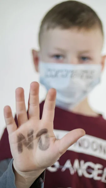 Il bambino allunga la mano in avanti Stop, NO. Il ragazzo sta attento al virus. Pandemia marzo 2020. Coronavirus. COVID-19 — Foto Stock