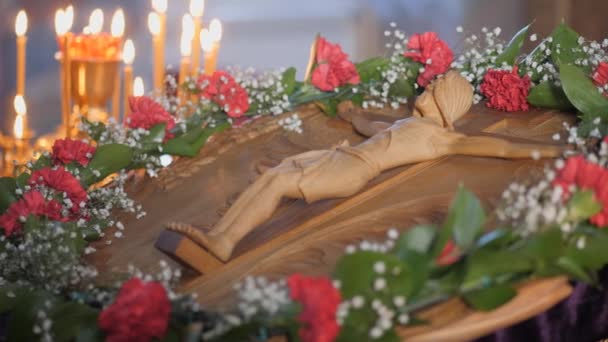 Tradition orthodoxe. Crucifixion du Christ. Croix festive de culte dans l'Eglise. Croix orthodoxe parmi les fleurs . — Video