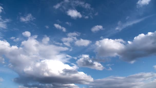 Natural sky beautiful blue and white background. Blurry blue sky and white cloud background for creative creativity. — Stock Video