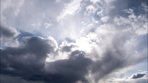 自然の空の美しい青と白の背景。創造的な創造性のための青い空と白い雲の背景をブリュー. — ストック動画