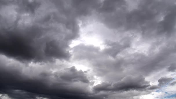 Cielo natural hermoso fondo azul y blanco. Cielo azul borroso y fondo de nube blanca para la creatividad creativa . — Vídeos de Stock