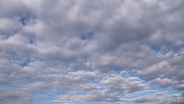 Природне небо красивий синьо-білий фон. Розмите блакитне небо і біла хмара фон для творчої творчості . — стокове відео