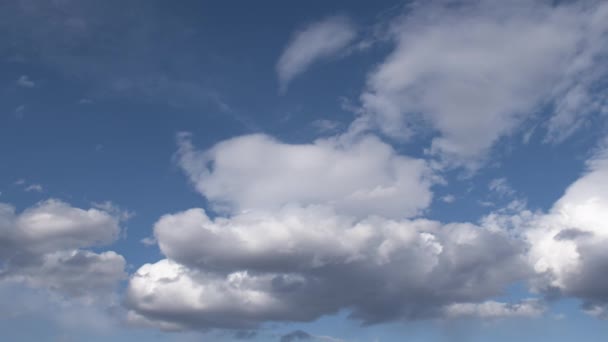 Naturalne niebo piękne niebiesko-białe tło. Niewyraźne błękitne niebo i białe chmury tła kreatywności. — Wideo stockowe