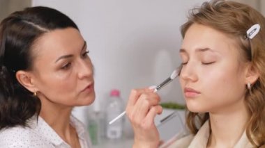 Modellerin derilerini makyaj için hazırlıyorum. Yüze pudra temeli uygulanarak işlem yapılıyor..