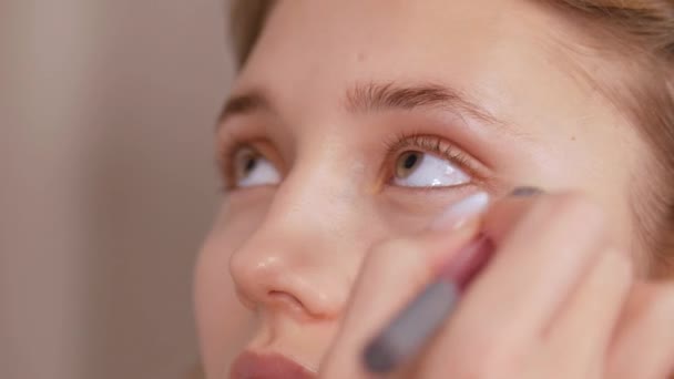 Het voorbereiden van de modellen huid voor het aanbrengen van make-up. Verwerken van het gezicht met een borstel met een poeder Foundation aangebracht. — Stockvideo