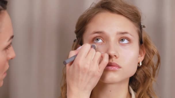 Příprava pleti modelů pro nanášení make-upu. Zpracování obličeje štětcem s práškem nanesená nadace. — Stock video