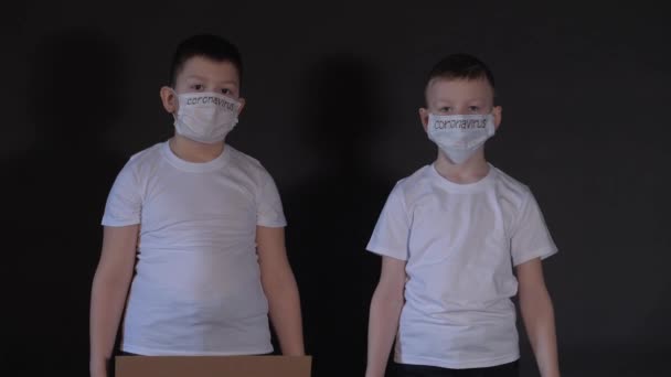 Çocuğun elinde "Kaçacak yer yok, acınızı paylaşıyoruz" yazan bir tabela var. Çocuk virüse dikkat ediyor. Salgın Mart 2020. Coronavirüs. — Stok video
