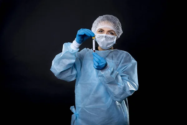 Girl Examine Une Éprouvette Avec Biomatériau Une Jeune Femme Vêtements Photos De Stock Libres De Droits