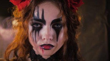 Kolay Cadılar Bayramı makyajı. Yüzünde resim olan kız. Fotoğraf portresi.