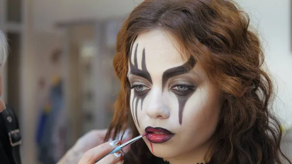 Maquiagem Halloween Fácil Aplicando Maquiagem Rosto Aplicando Tinta Vermelha Nos — Fotografia de Stock