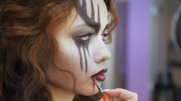 Gemakkelijke Halloween Make Make Het Gezicht Aanbrengen Rode Verf Lippen — Stockfoto