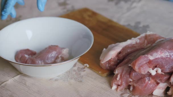 Cozinhar Cortar Carne Fresca Mãos Vestidas Com Luvas Manto Azul — Vídeo de Stock