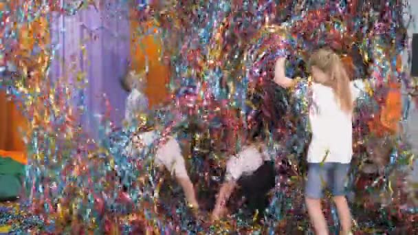 Χρωματιστές Κορδέλες Πετούν Διαφορετικές Κατευθύνσεις Παιδιά Διασκεδάζουν Φωτεινά Παιδικά Συναισθήματα — Αρχείο Βίντεο