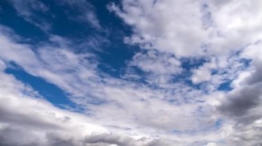 Doğal gökyüzü güzel mavi ve beyaz arkaplan. Bulanık mavi gökyüzü ve yaratıcılık için beyaz bulut arka planı. Yapı hareketleri bulutlar. Kabarık kabarık beyaz bulutlar gökyüzü zaman atlaması. Yavaş hareket eden bulutlar.
