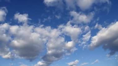 Açık mavi gökyüzünde sirus bulutları. Baharda gökyüzünde beyaz bulutlar hareket eder. Alçalan hava akışının ötesinde. Bulut düzeni.