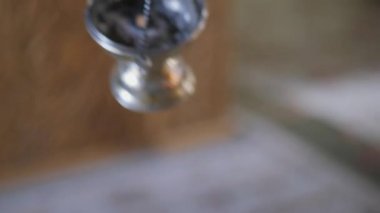 Ortodoks geleneği. Hıristiyan kilisesinde bir sansür. Tütsü dumanı vazodan gelir. Ortodoks Kilisesi 'nde bir rahibin merkezi duruyor. İçinde yanan kömür olan bakır tütsü. Ortodoks Kilisesi kavramında hizmet.