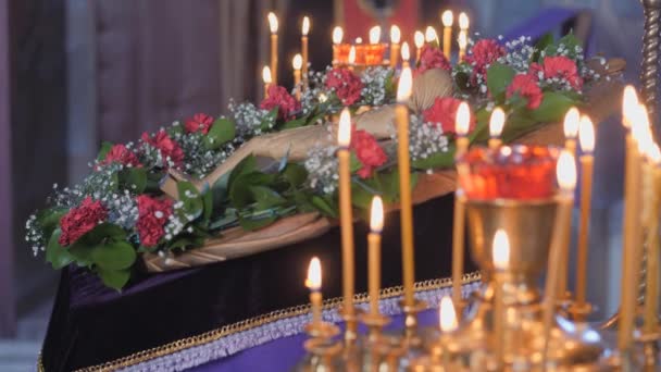 Ortodoks Geleneği Nın Çarmıha Gerilmesi Kilisede Ibadet Bayramı Haçı Çiçekler — Stok video