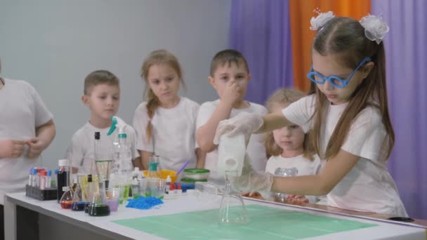Kémiai Kísérletek Gyerekeknek Lány Hozzávalókat Tölt Egy Átlátszó Tálba Gyerekek — Stock videók