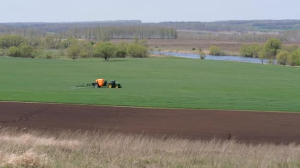 Wysiew, przetwarzanie pól. Zwalczanie szkodników. Rozpylacz przyczepy w działaniu. — Wideo stockowe