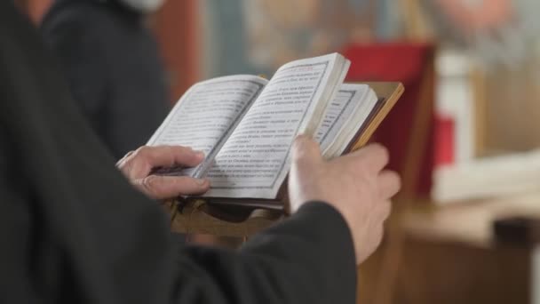 Lesung des Psalters in einer orthodoxen Kirche. — Stockvideo