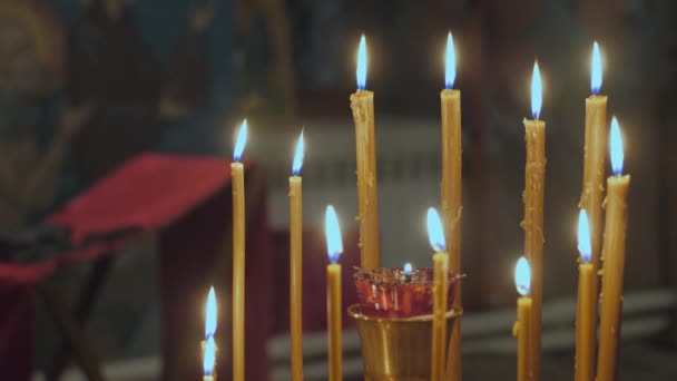 Velas en un candelero en el templo . — Vídeo de stock