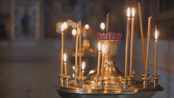 寺庙里的烛台上挂着蜡烛 火焰的舌头 燃烧蜡蜡烛 寺庙的室内照明 — 图库视频影像