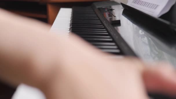 電子ピアノ 指がピアノキーを押す 音楽のレッスン ピアノのキーボードの子供たちの手 ピアノのキーボードの子供の手 — ストック動画