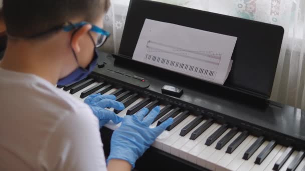 Piano Elektronik Jari Menekan Tombol Piano Tangan Sarung Tangan Karet — Stok Video