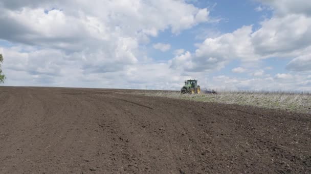 토양을 파내는 디스크 해로우 땅에서의 다목적 트랙터 해바라기밭을 가공하는 뿌리기 — 비디오