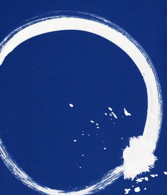 Bir daire şeklinde siyah fırça darbesi. Mürekkep kroki el yapımı teknikte oluşturulmuş çizim.