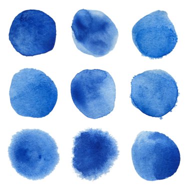 Beyaz arka planda izole edilmiş suluboya mavi daireler. Parlak renk resimleme seti.