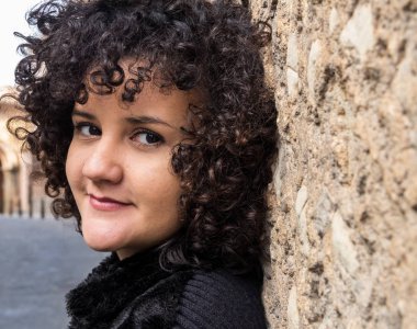Woman's face with black curly hair, Rosto de Mulher com cabelos pretos cacheados, Rostro de mujer con pelo negros rizados