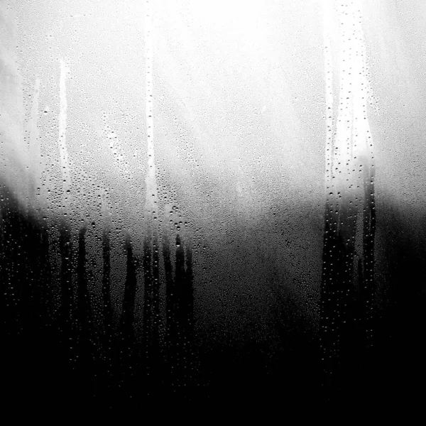 深色背景上的雨滴 玻璃上的过往雨滴痕迹 — 图库照片