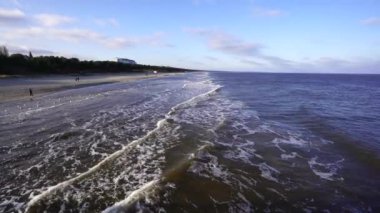 Bir iskeleden Usedom adasında bir Baltık Denizi sahilde çektiğiniz sörf