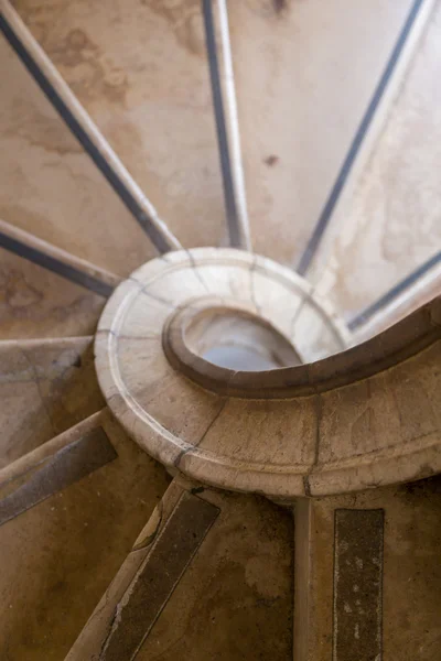 Старинная спиральная лестница из мрамора — стоковое фото